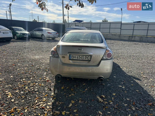 Серый Ниссан Альтима, объемом двигателя 2.49 л и пробегом 300 тыс. км за 2400 $, фото 4 на Automoto.ua