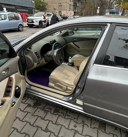 Серый Ниссан Альтима, объемом двигателя 2.5 л и пробегом 229 тыс. км за 6400 $, фото 7 на Automoto.ua