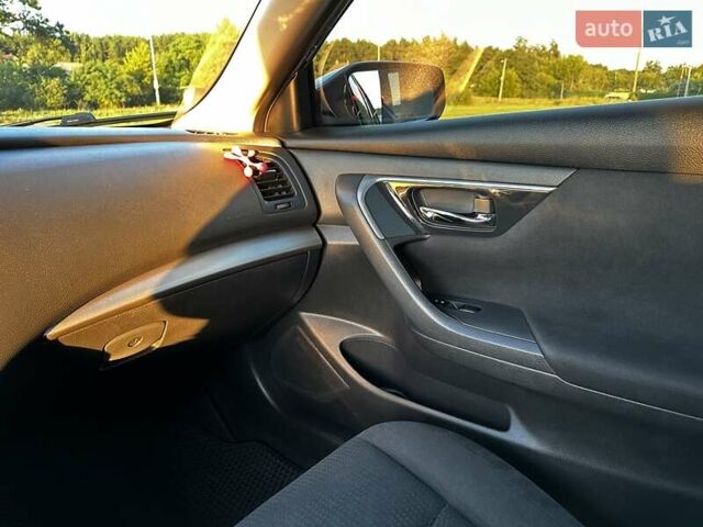 Сірий Ніссан Альтіма, об'ємом двигуна 2.49 л та пробігом 193 тис. км за 10000 $, фото 38 на Automoto.ua