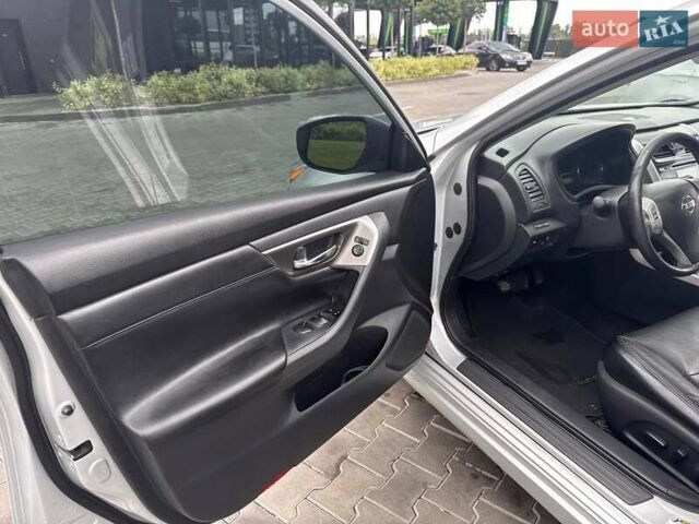 Сірий Ніссан Альтіма, об'ємом двигуна 2.5 л та пробігом 320 тис. км за 8800 $, фото 21 на Automoto.ua