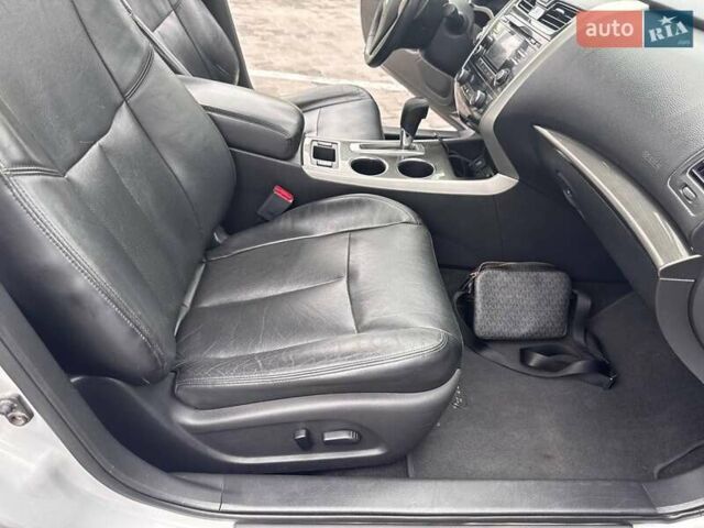 Сірий Ніссан Альтіма, об'ємом двигуна 2.5 л та пробігом 320 тис. км за 8800 $, фото 16 на Automoto.ua
