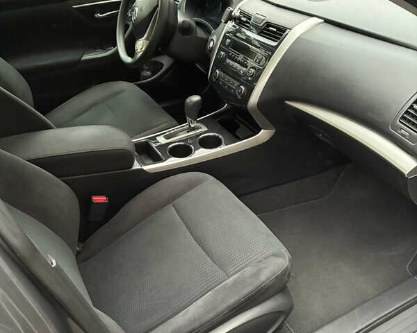 Серый Ниссан Альтима, объемом двигателя 2.49 л и пробегом 136 тыс. км за 8500 $, фото 4 на Automoto.ua