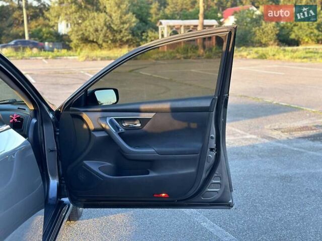 Сірий Ніссан Альтіма, об'ємом двигуна 2.49 л та пробігом 193 тис. км за 10000 $, фото 19 на Automoto.ua