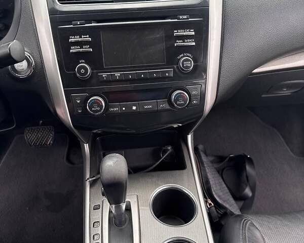 Сірий Ніссан Альтіма, об'ємом двигуна 2.5 л та пробігом 320 тис. км за 8800 $, фото 32 на Automoto.ua