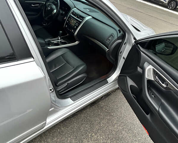 Сірий Ніссан Альтіма, об'ємом двигуна 2.49 л та пробігом 162 тис. км за 11000 $, фото 14 на Automoto.ua