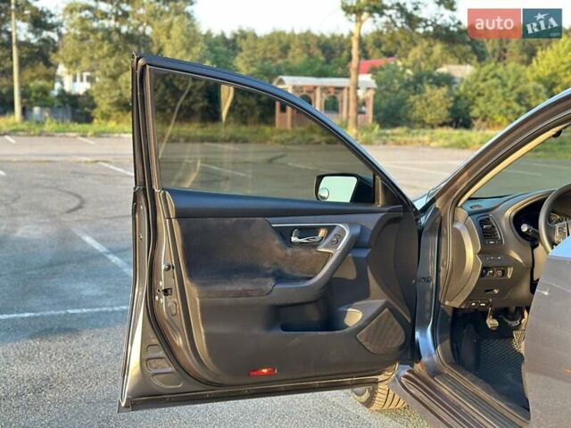 Сірий Ніссан Альтіма, об'ємом двигуна 2.49 л та пробігом 193 тис. км за 10000 $, фото 17 на Automoto.ua