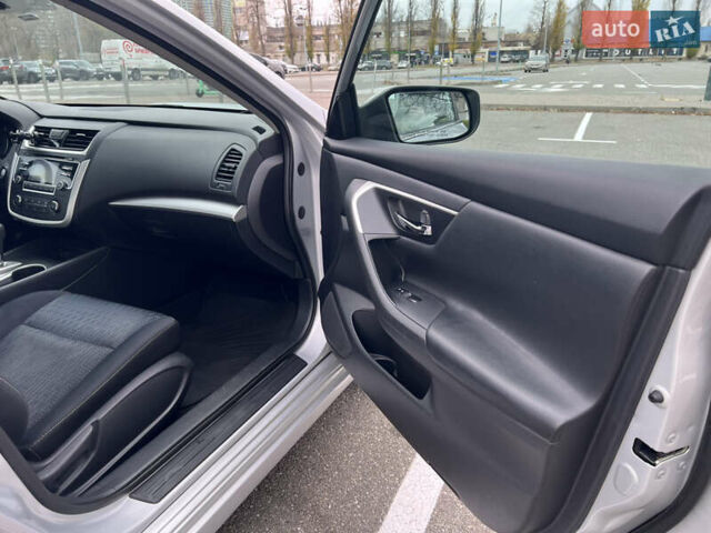 Сірий Ніссан Альтіма, об'ємом двигуна 2.49 л та пробігом 179 тис. км за 9900 $, фото 35 на Automoto.ua