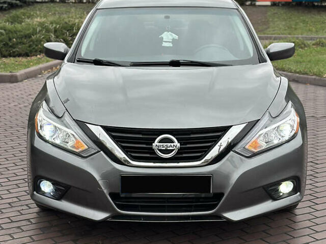 Серый Ниссан Альтима, объемом двигателя 2.49 л и пробегом 256 тыс. км за 9999 $, фото 5 на Automoto.ua