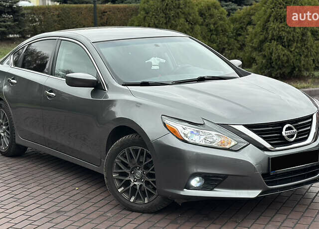 Серый Ниссан Альтима, объемом двигателя 2.49 л и пробегом 256 тыс. км за 9999 $, фото 7 на Automoto.ua