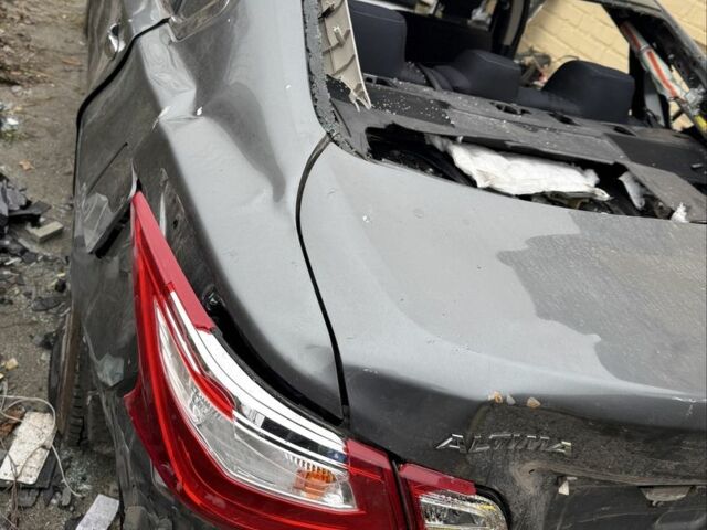 Серый Ниссан Альтима, объемом двигателя 2.5 л и пробегом 200 тыс. км за 1700 $, фото 4 на Automoto.ua