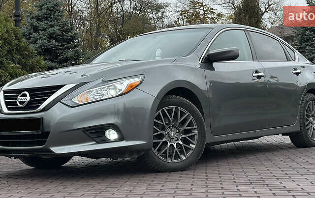 Серый Ниссан Альтима, объемом двигателя 2.49 л и пробегом 256 тыс. км за 9999 $, фото 1 на Automoto.ua