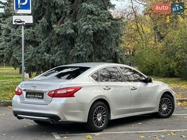 Ниссан Альтима 2016 в Николаеве на Automoto.ua Серый Ниссан Альтима, объемом двигателя 2.49 л и пробегом 191 тыс. км за 9999 $, фото 4 на Automoto.ua