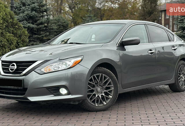 Серый Ниссан Альтима, объемом двигателя 2.49 л и пробегом 256 тыс. км за 9999 $, фото 2 на Automoto.ua