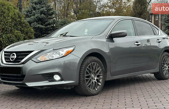 Серый Ниссан Альтима, объемом двигателя 2.49 л и пробегом 256 тыс. км за 9999 $, фото 3 на Automoto.ua