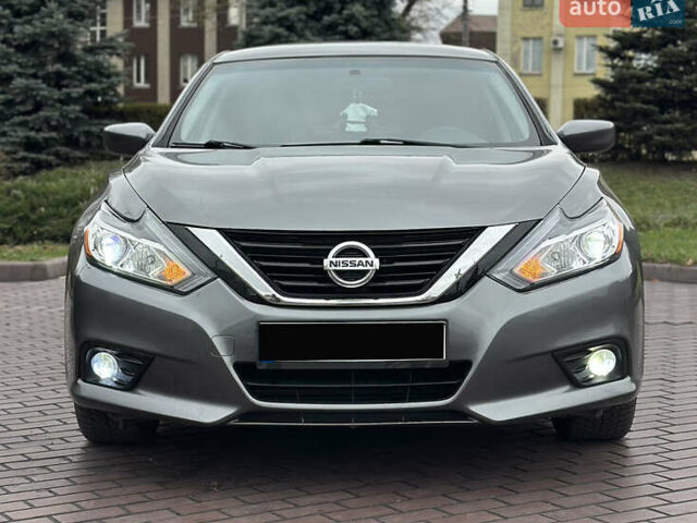 Серый Ниссан Альтима, объемом двигателя 2.49 л и пробегом 256 тыс. км за 9999 $, фото 4 на Automoto.ua