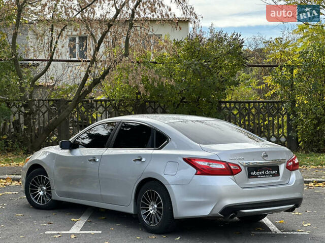 Ниссан Альтима 2016 в Николаеве на Automoto.ua Серый Ниссан Альтима, объемом двигателя 2.49 л и пробегом 191 тыс. км за 9999 $, фото 2 на Automoto.ua
