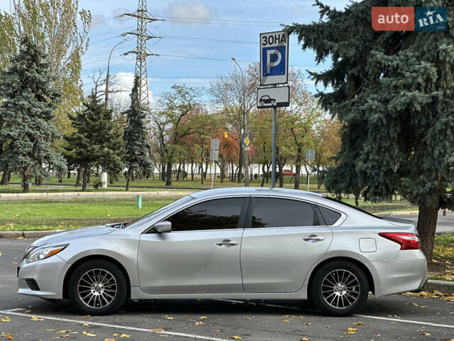 Ниссан Альтима 2016 в Николаеве на Automoto.ua Серый Ниссан Альтима, объемом двигателя 2.49 л и пробегом 191 тыс. км за 9999 $, фото 1 на Automoto.ua