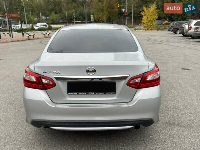 Сірий Ніссан Альтіма, об'ємом двигуна 2.49 л та пробігом 75 тис. км за 11500 $, фото 17 на Automoto.ua