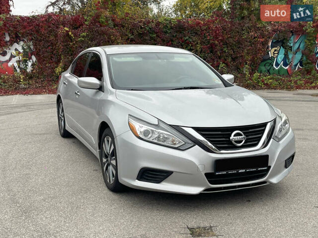Сірий Ніссан Альтіма, об'ємом двигуна 2.49 л та пробігом 75 тис. км за 11500 $, фото 1 на Automoto.ua