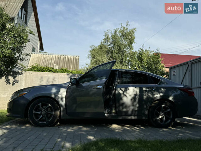 Серый Ниссан Альтима, объемом двигателя 2.49 л и пробегом 217 тыс. км за 11000 $, фото 4 на Automoto.ua