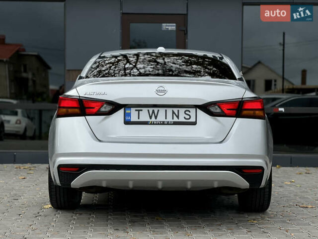 Сірий Ніссан Альтіма, об'ємом двигуна 2.5 л та пробігом 82 тис. км за 14500 $, фото 4 на Automoto.ua