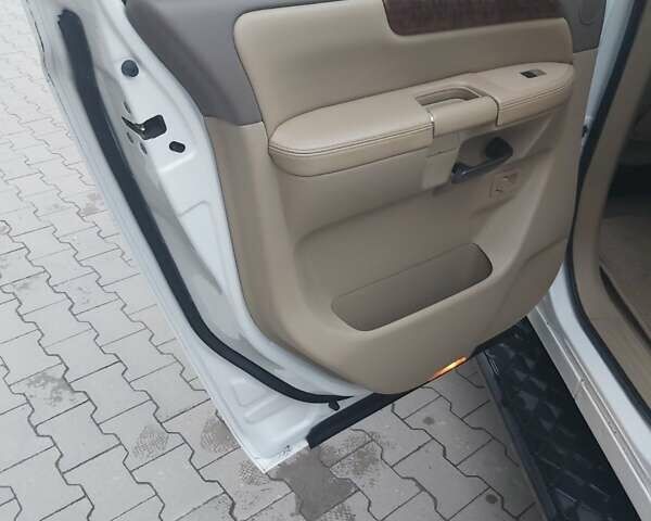 Белый Ниссан Армада, объемом двигателя 5.55 л и пробегом 300 тыс. км за 15500 $, фото 8 на Automoto.ua