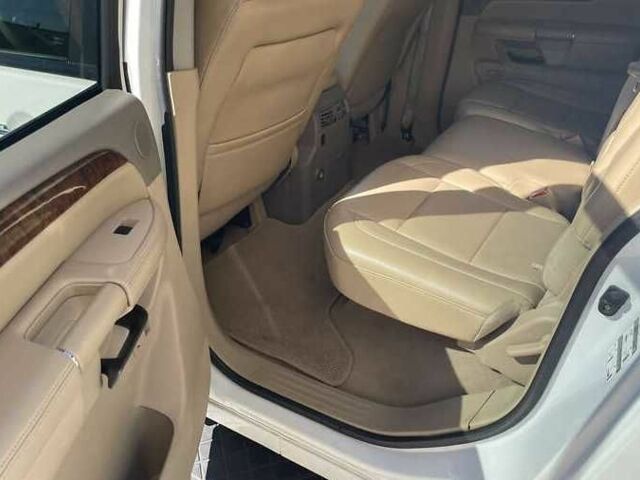 Белый Ниссан Армада, объемом двигателя 5.55 л и пробегом 245 тыс. км за 14500 $, фото 6 на Automoto.ua