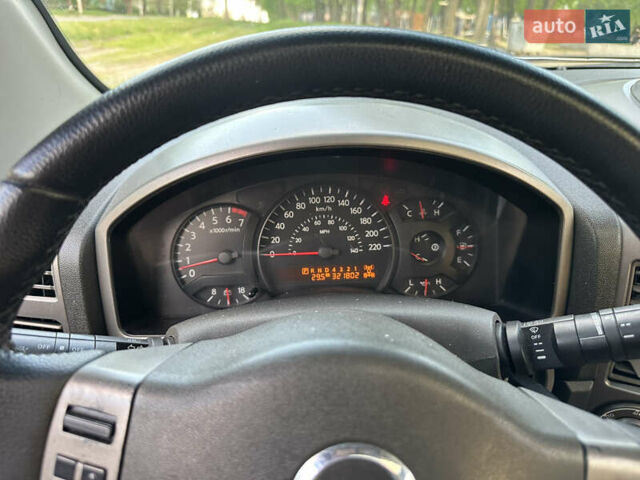 Черный Ниссан Армада, объемом двигателя 5.6 л и пробегом 322 тыс. км за 8000 $, фото 9 на Automoto.ua