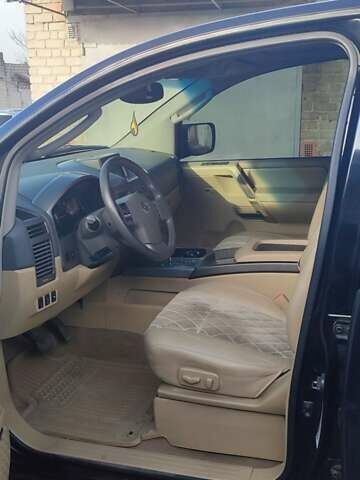 Черный Ниссан Армада, объемом двигателя 5.6 л и пробегом 300 тыс. км за 8500 $, фото 22 на Automoto.ua