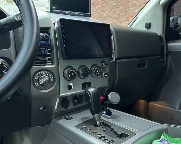 Серый Ниссан Армада, объемом двигателя 5.6 л и пробегом 230 тыс. км за 11500 $, фото 11 на Automoto.ua