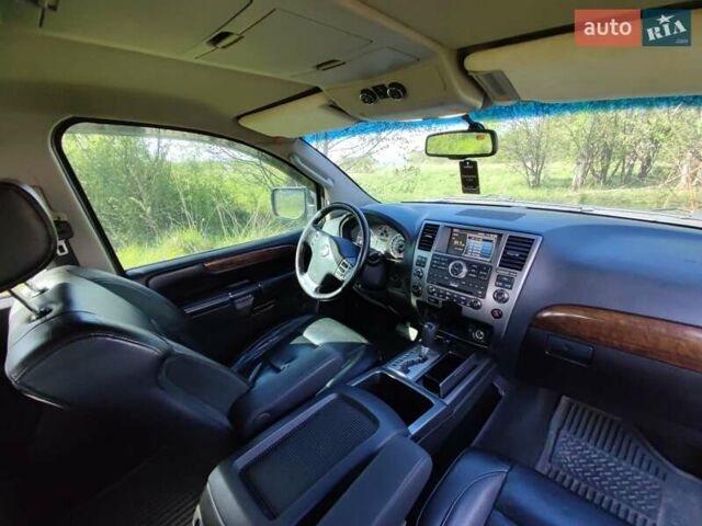Серый Ниссан Армада, объемом двигателя 5.6 л и пробегом 179 тыс. км за 13900 $, фото 10 на Automoto.ua