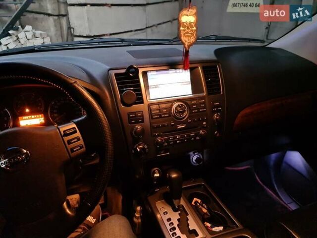 Серый Ниссан Армада, объемом двигателя 5.6 л и пробегом 200 тыс. км за 14000 $, фото 9 на Automoto.ua