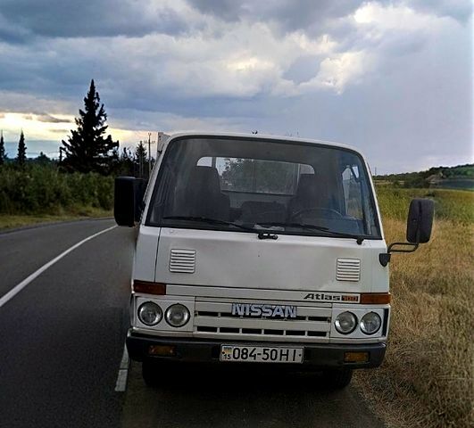 Белый Ниссан Атлас, объемом двигателя 2.3 л и пробегом 146 тыс. км за 3600 $, фото 5 на Automoto.ua