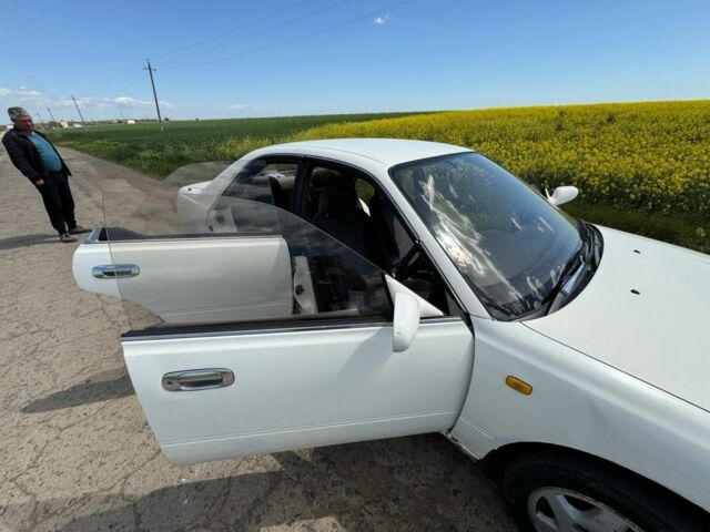 Белый Ниссан Блюберд, объемом двигателя 1.8 л и пробегом 210 тыс. км за 2000 $, фото 16 на Automoto.ua