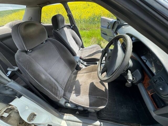 Белый Ниссан Блюберд, объемом двигателя 1.8 л и пробегом 210 тыс. км за 2000 $, фото 15 на Automoto.ua