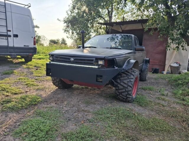 Чорний Ніссан Блюберд, об'ємом двигуна 2 л та пробігом 333 тис. км за 1400 $, фото 1 на Automoto.ua