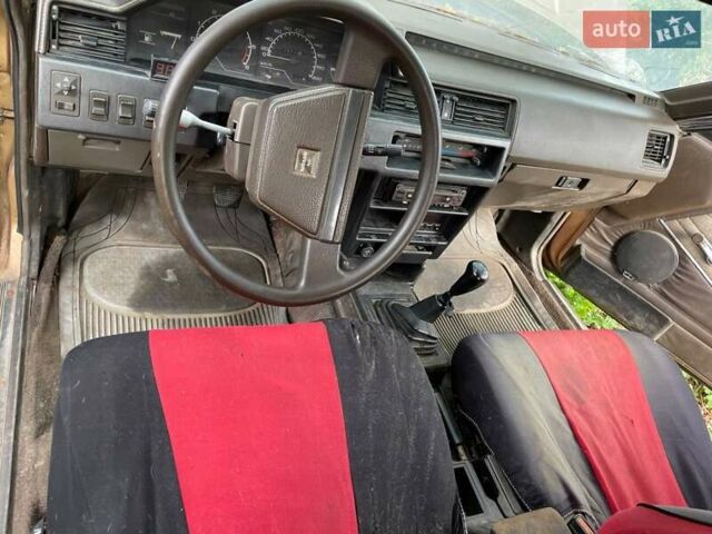 Желтый Ниссан Блюберд, объемом двигателя 2 л и пробегом 130 тыс. км за 900 $, фото 2 на Automoto.ua