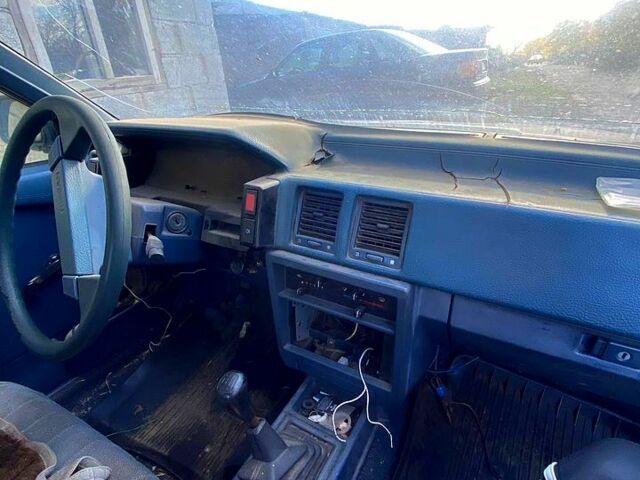 Синий Ниссан Блюберд, объемом двигателя 2 л и пробегом 400 тыс. км за 400 $, фото 4 на Automoto.ua