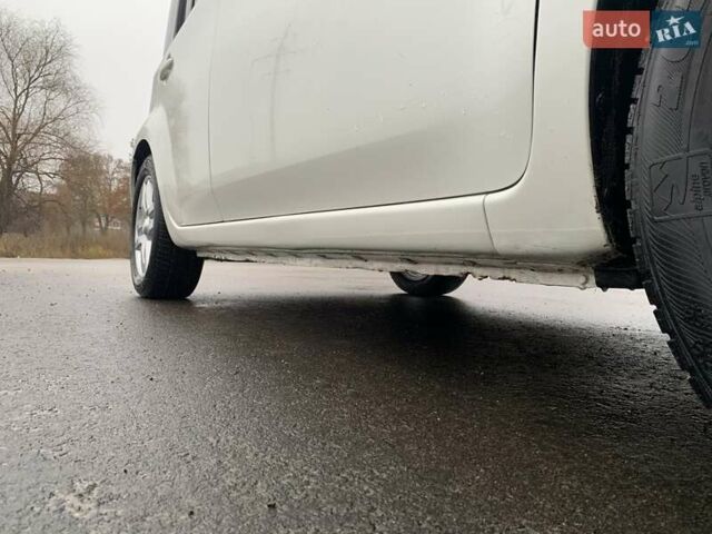 Белый Ниссан Куб, объемом двигателя 1.8 л и пробегом 195 тыс. км за 6000 $, фото 6 на Automoto.ua
