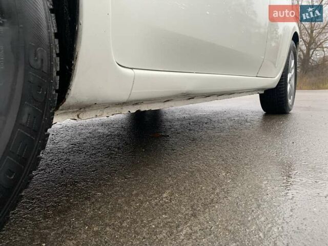 Белый Ниссан Куб, объемом двигателя 1.8 л и пробегом 195 тыс. км за 6000 $, фото 5 на Automoto.ua