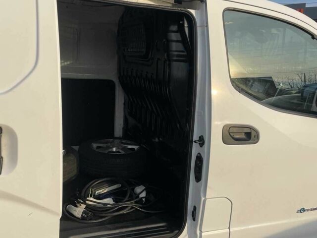 Білий Ніссан Інша, об'ємом двигуна 0 л та пробігом 126 тис. км за 8200 $, фото 18 на Automoto.ua