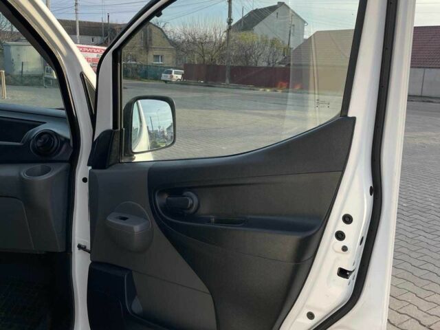 Білий Ніссан Інша, об'ємом двигуна 0 л та пробігом 126 тис. км за 8200 $, фото 15 на Automoto.ua