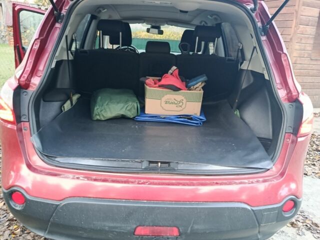 Красный Ниссан Другая, объемом двигателя 1.6 л и пробегом 244 тыс. км за 11250 $, фото 5 на Automoto.ua