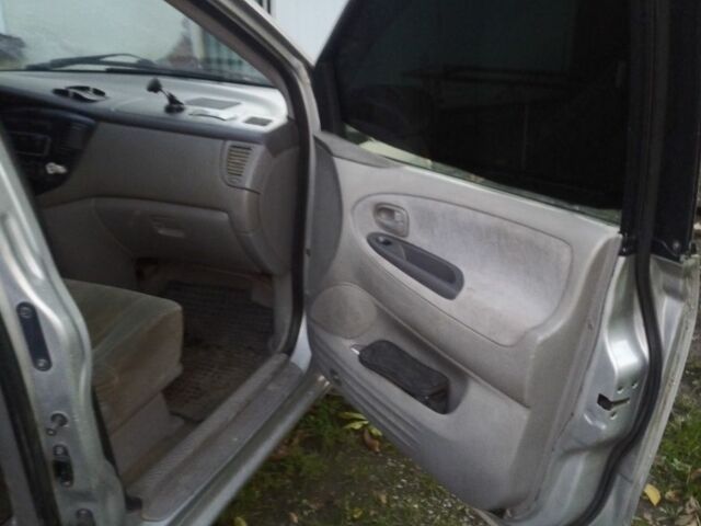 Сірий Ніссан Інша, об'ємом двигуна 2 л та пробігом 320 тис. км за 2300 $, фото 4 на Automoto.ua