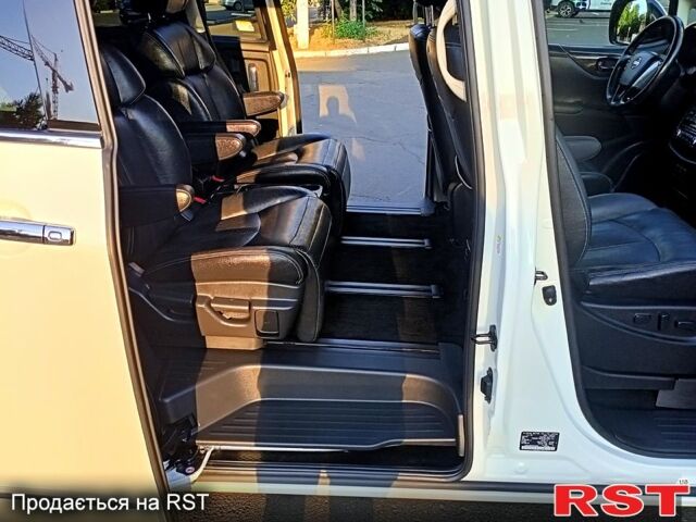 Білий Ніссан Ельгранд, об'ємом двигуна 2.5 л та пробігом 90 тис. км за 16900 $, фото 12 на Automoto.ua