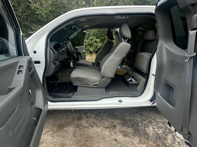 Белый Ниссан Фронтиер, объемом двигателя 2.5 л и пробегом 100 тыс. км за 12750 $, фото 7 на Automoto.ua