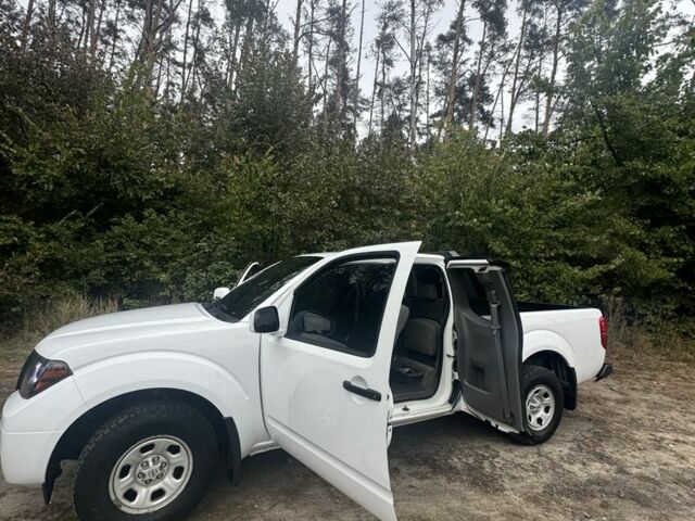 Белый Ниссан Фронтиер, объемом двигателя 2.5 л и пробегом 100 тыс. км за 12750 $, фото 8 на Automoto.ua