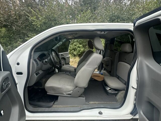 Белый Ниссан Фронтиер, объемом двигателя 2.5 л и пробегом 100 тыс. км за 12750 $, фото 15 на Automoto.ua