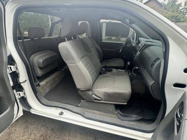 Белый Ниссан Фронтиер, объемом двигателя 2.5 л и пробегом 100 тыс. км за 12750 $, фото 6 на Automoto.ua