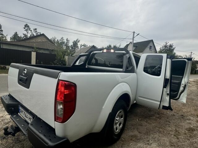 Белый Ниссан Фронтиер, объемом двигателя 2.5 л и пробегом 100 тыс. км за 12750 $, фото 13 на Automoto.ua
